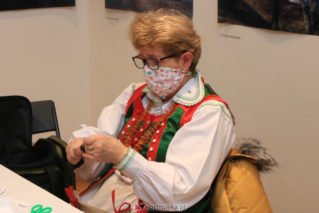 Warsztaty Idą święta - czas stroić choinkę w Muzeum Kultury Kurpiowskiej [05.12.2021] - zdjęcie #3 - eOstroleka.pl