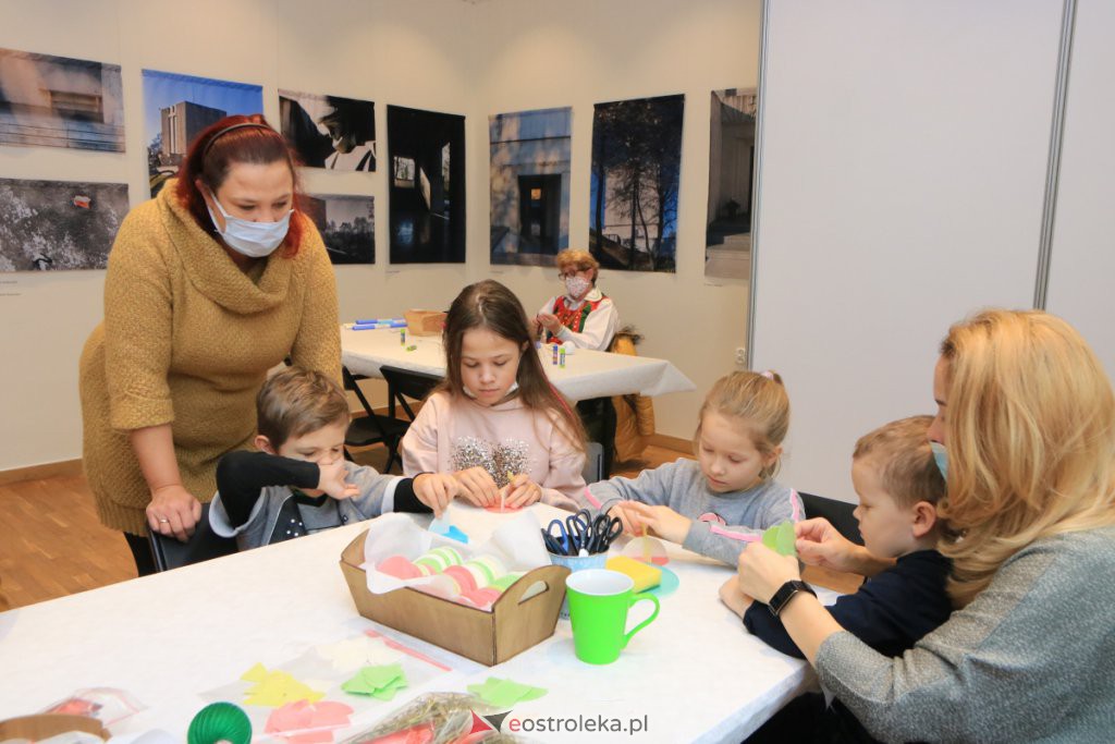 Warsztaty Idą święta - czas stroić choinkę w Muzeum Kultury Kurpiowskiej [05.12.2021] - zdjęcie #10 - eOstroleka.pl