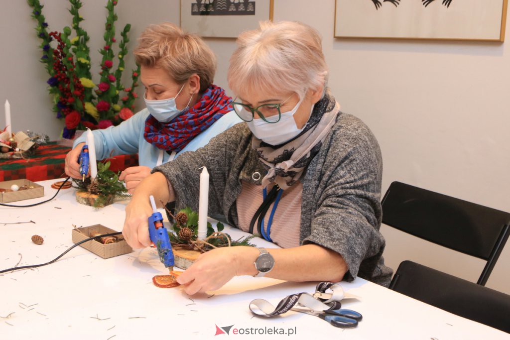 Warsztaty Idą święta - czas stroić choinkę w Muzeum Kultury Kurpiowskiej [05.12.2021] - zdjęcie #22 - eOstroleka.pl