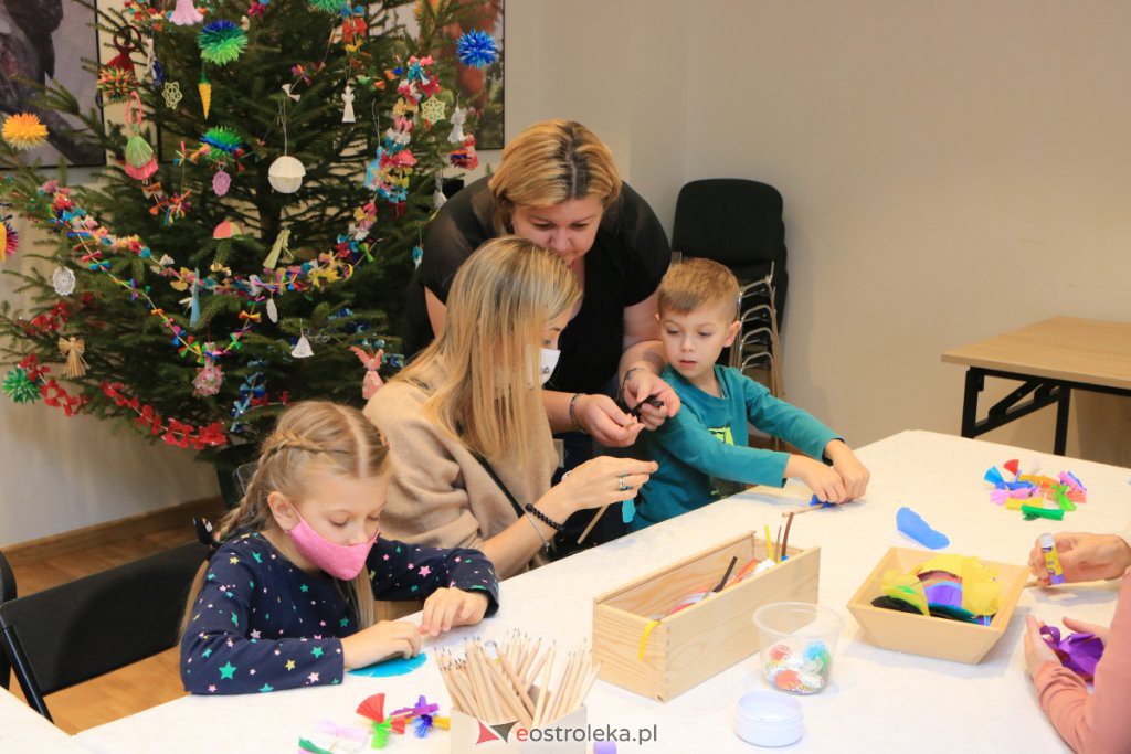 Warsztaty Idą święta - czas stroić choinkę w Muzeum Kultury Kurpiowskiej [05.12.2021] - zdjęcie #1 - eOstroleka.pl