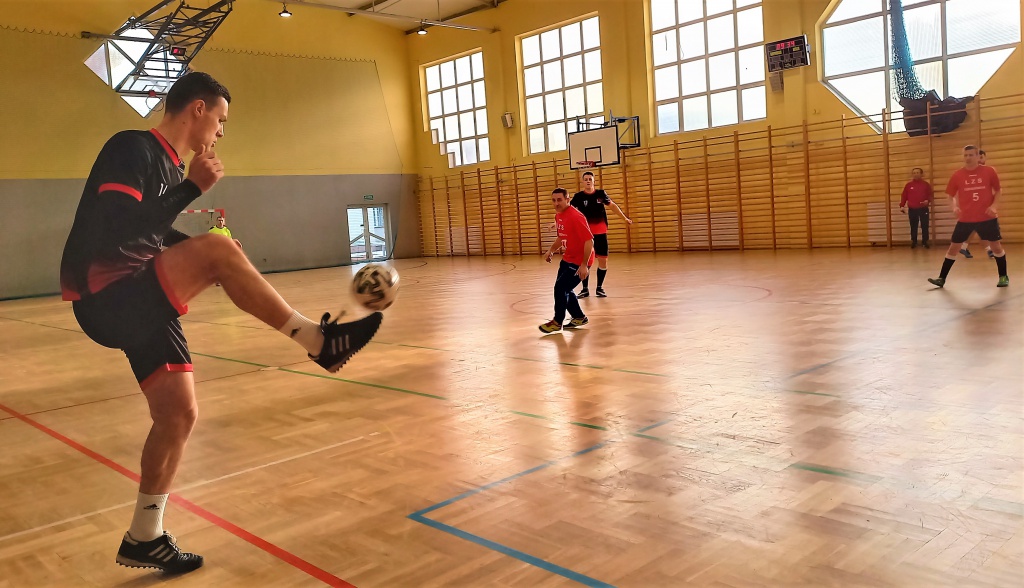 Powiatowy turniej halowy w Lelisie [5.12.2021] - zdjęcie #8 - eOstroleka.pl