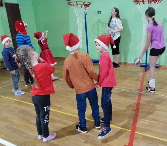 Sportowe Mikołajki w Szkole Podstawowej nr 2 w Ostrołęce - zdjęcie #5 - eOstroleka.pl