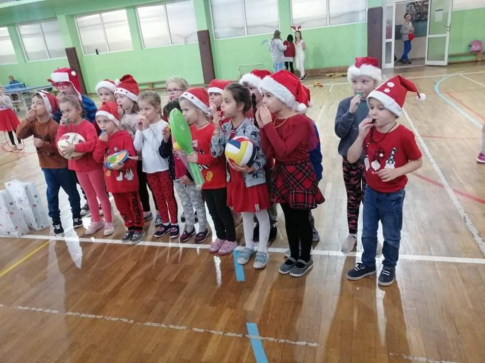 Sportowe Mikołajki w Szkole Podstawowej nr 2 w Ostrołęce - zdjęcie #11 - eOstroleka.pl