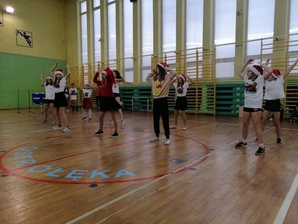 Sportowe Mikołajki w Szkole Podstawowej nr 2 w Ostrołęce - zdjęcie #14 - eOstroleka.pl