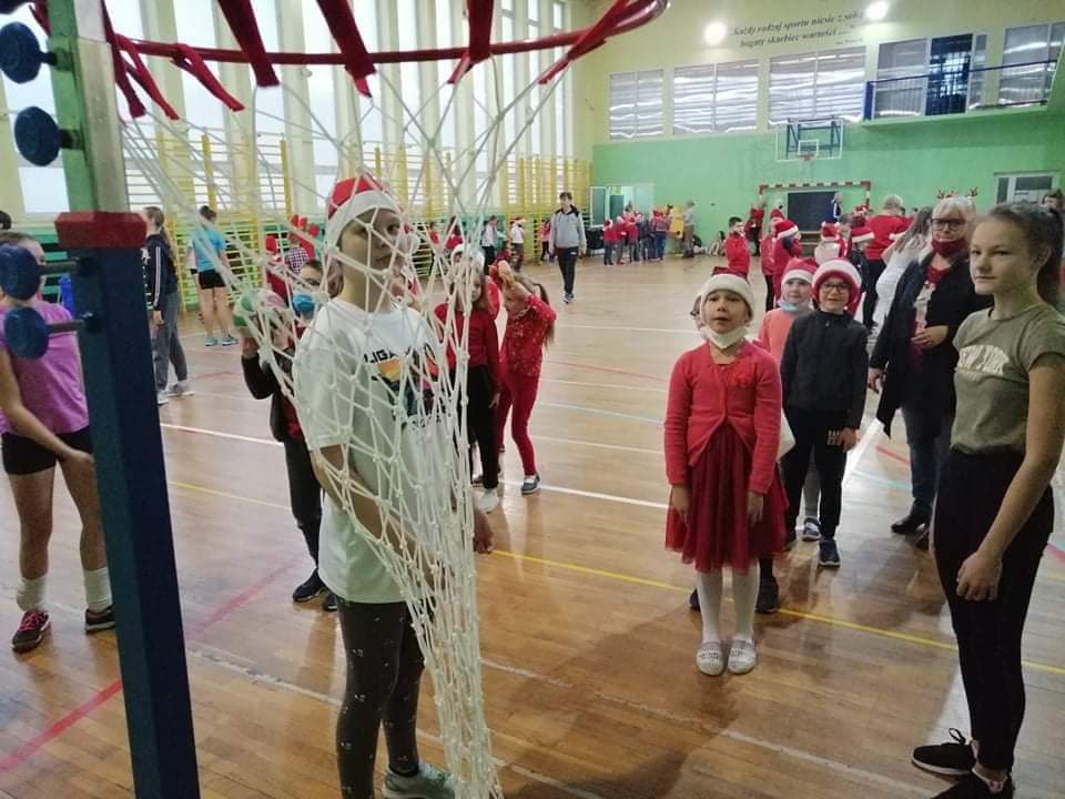Sportowe Mikołajki w Szkole Podstawowej nr 2 w Ostrołęce - zdjęcie #15 - eOstroleka.pl