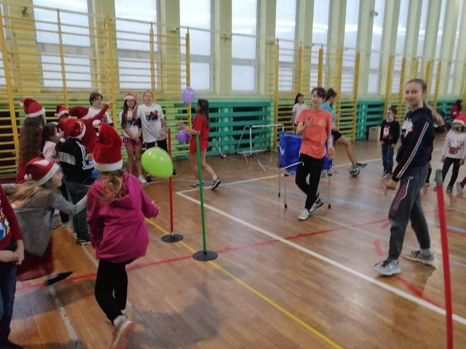Sportowe Mikołajki w Szkole Podstawowej nr 2 w Ostrołęce - zdjęcie #16 - eOstroleka.pl