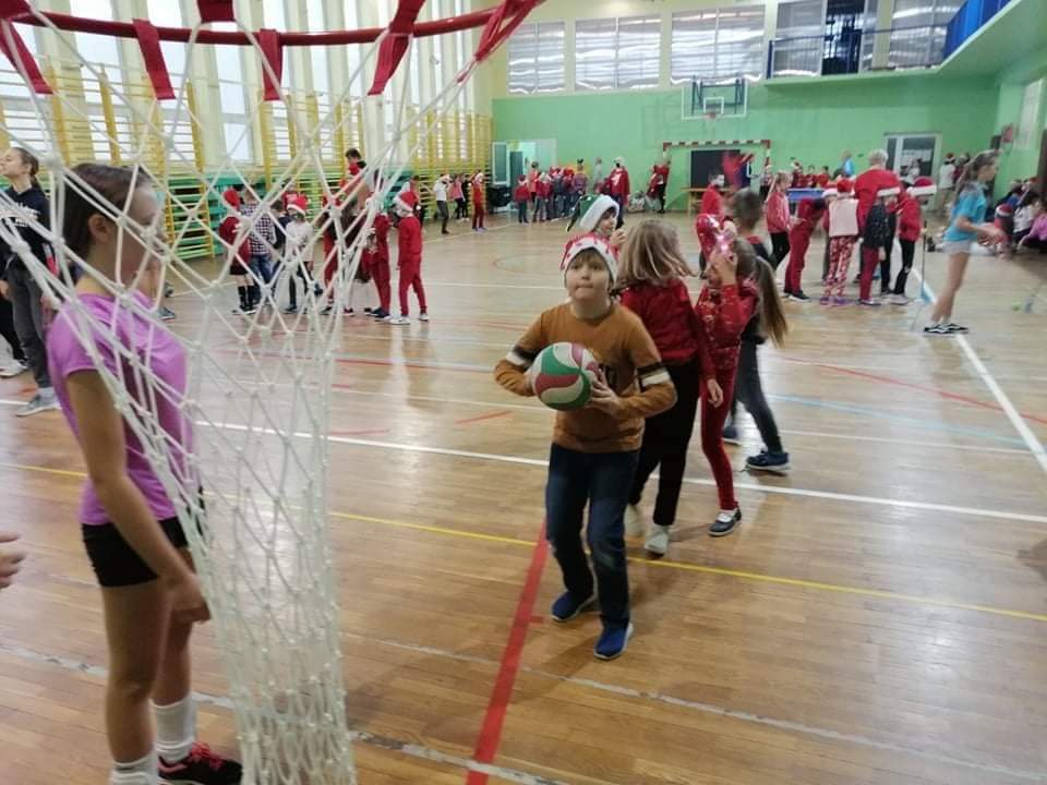 Sportowe Mikołajki w Szkole Podstawowej nr 2 w Ostrołęce - zdjęcie #17 - eOstroleka.pl
