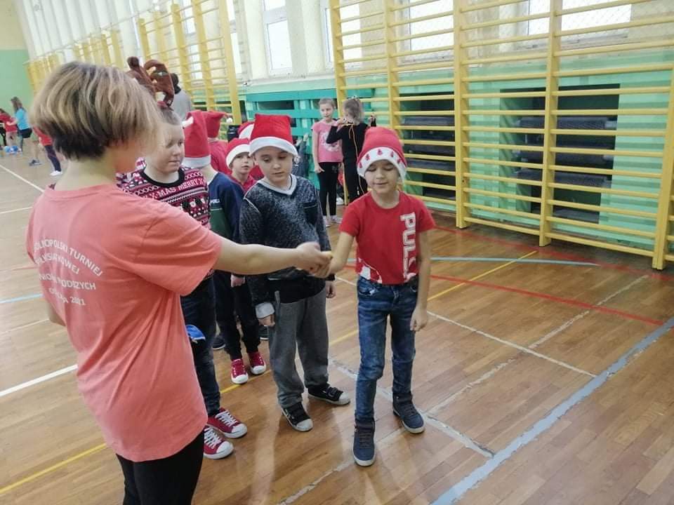Sportowe Mikołajki w Szkole Podstawowej nr 2 w Ostrołęce - zdjęcie #18 - eOstroleka.pl