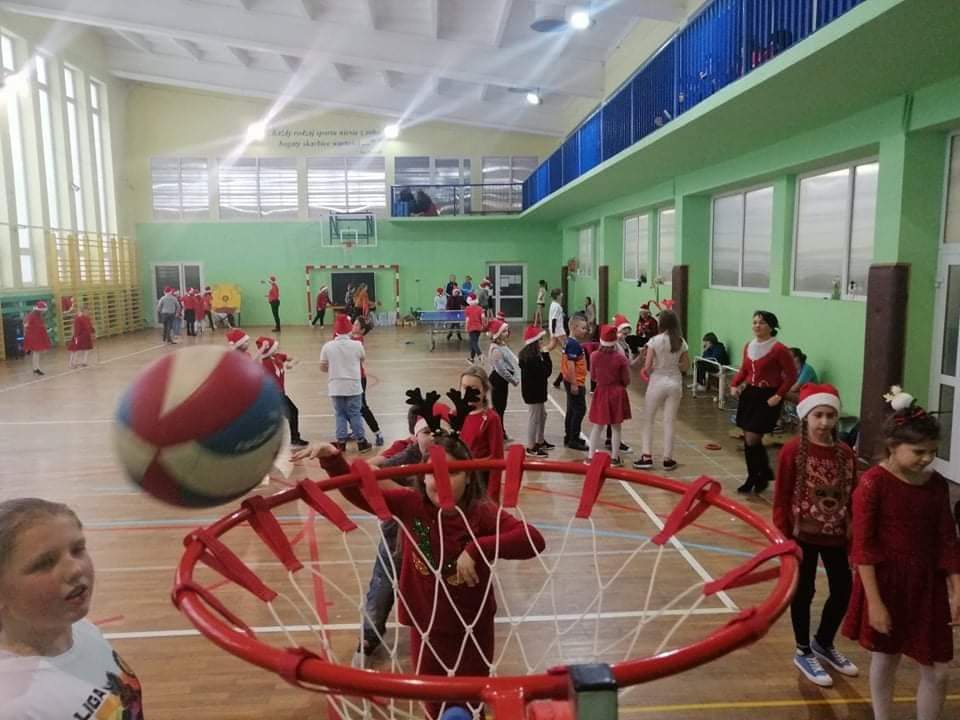 Sportowe Mikołajki w Szkole Podstawowej nr 2 w Ostrołęce - zdjęcie #20 - eOstroleka.pl