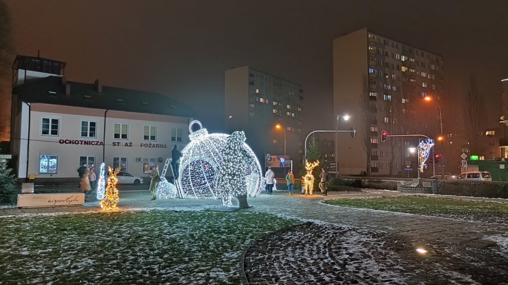 Świąteczne ozdoby już cieszą mieszkańców Ostrołęki [11.12.2021] - zdjęcie #3 - eOstroleka.pl