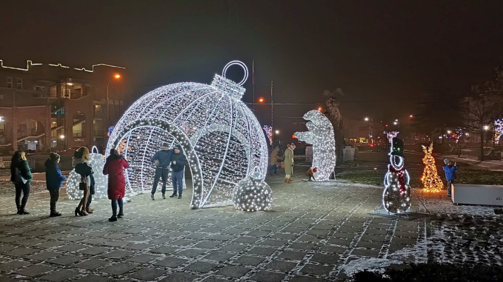 Świąteczne ozdoby już cieszą mieszkańców Ostrołęki [11.12.2021] - zdjęcie #22 - eOstroleka.pl