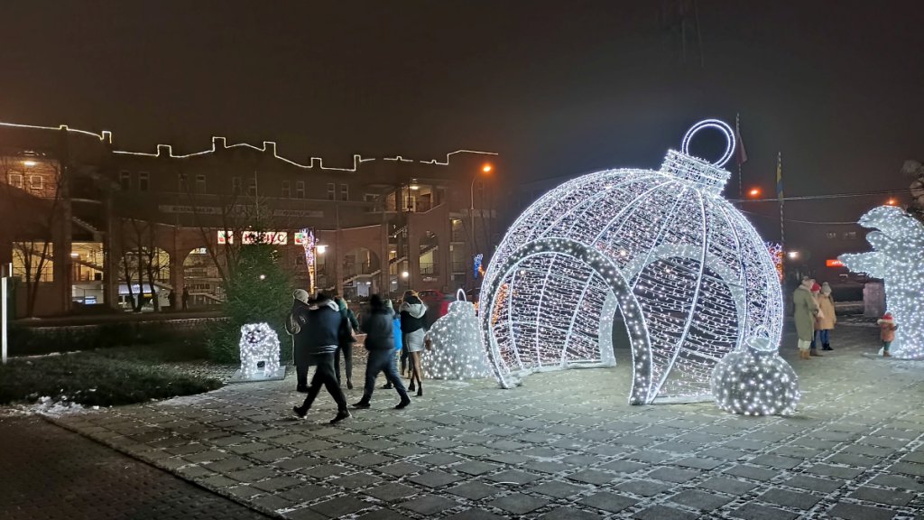 Świąteczne ozdoby już cieszą mieszkańców Ostrołęki [11.12.2021] - zdjęcie #23 - eOstroleka.pl