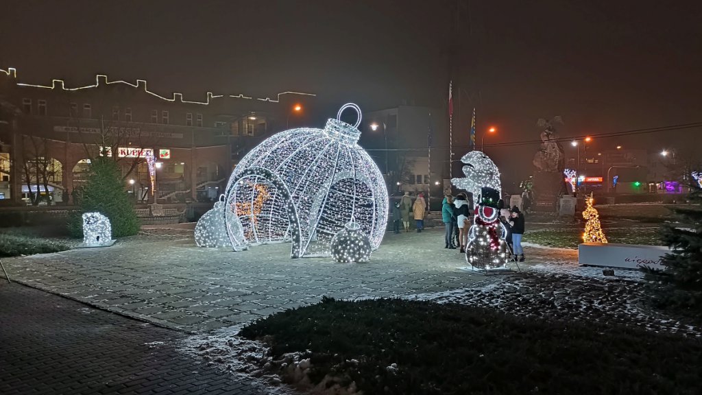 Świąteczne ozdoby już cieszą mieszkańców Ostrołęki [11.12.2021] - zdjęcie #25 - eOstroleka.pl