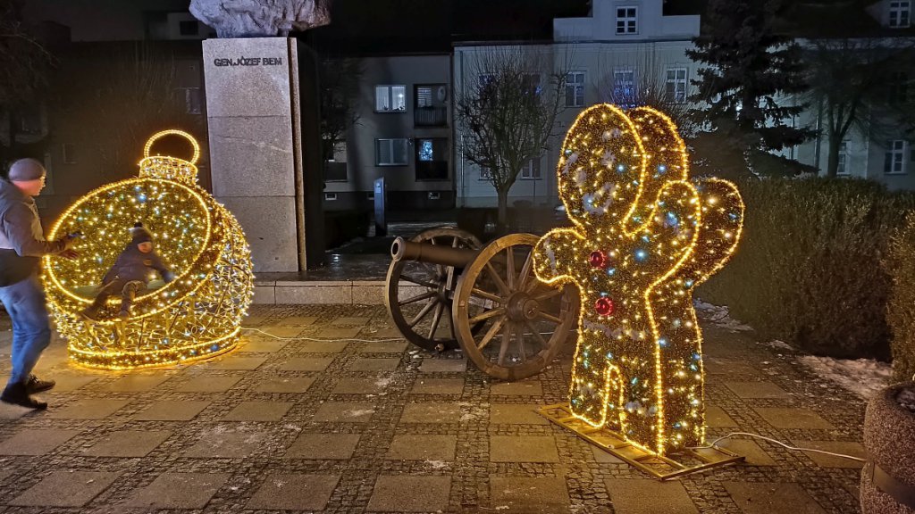 Świąteczne ozdoby już cieszą mieszkańców Ostrołęki [11.12.2021] - zdjęcie #39 - eOstroleka.pl
