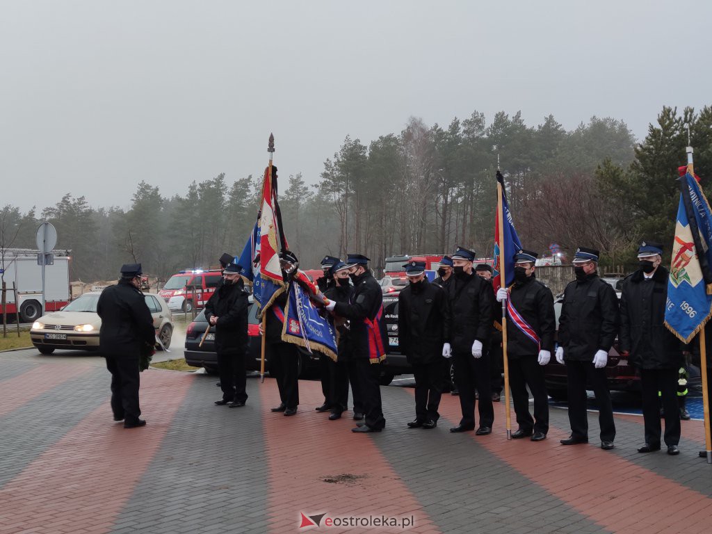Pogrzeb strażaka, śp. Jarosława Sadłowskiego [15.12.2021] - zdjęcie #17 - eOstroleka.pl