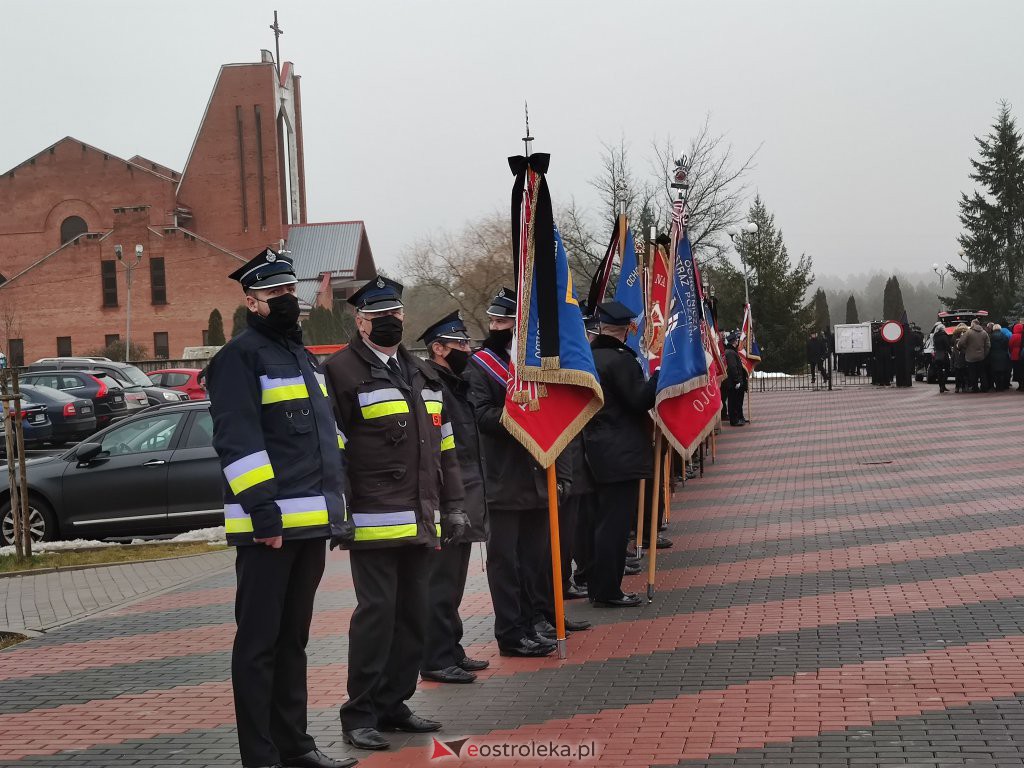 Pogrzeb strażaka, śp. Jarosława Sadłowskiego [15.12.2021] - zdjęcie #22 - eOstroleka.pl