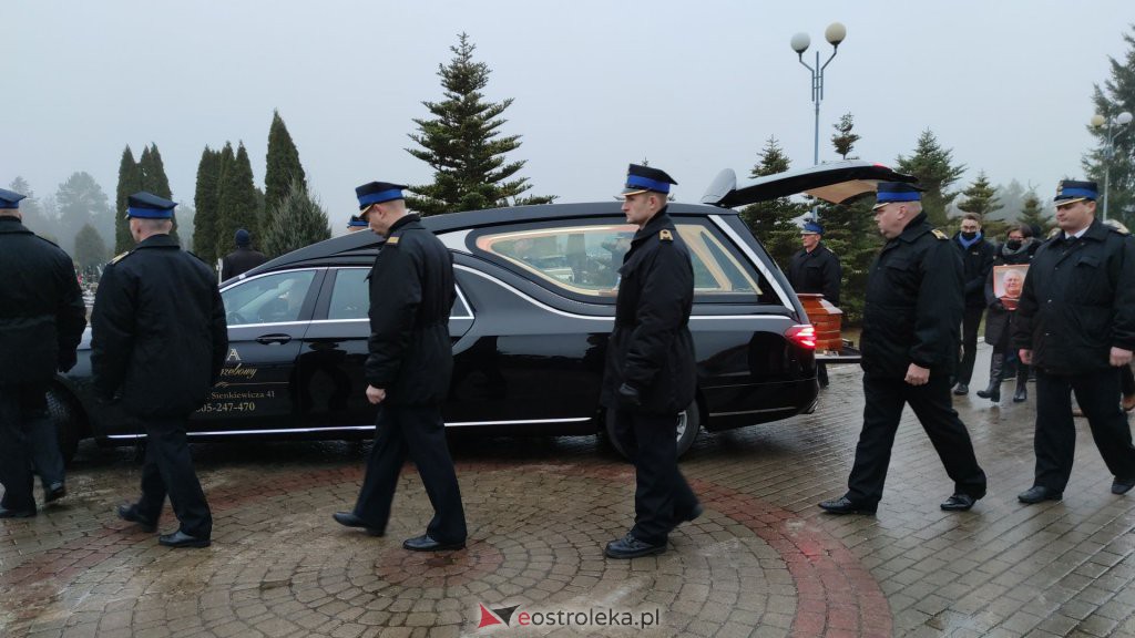 Pogrzeb strażaka, śp. Jarosława Sadłowskiego [15.12.2021] - zdjęcie #37 - eOstroleka.pl