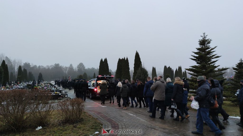 Pogrzeb strażaka, śp. Jarosława Sadłowskiego [15.12.2021] - zdjęcie #39 - eOstroleka.pl