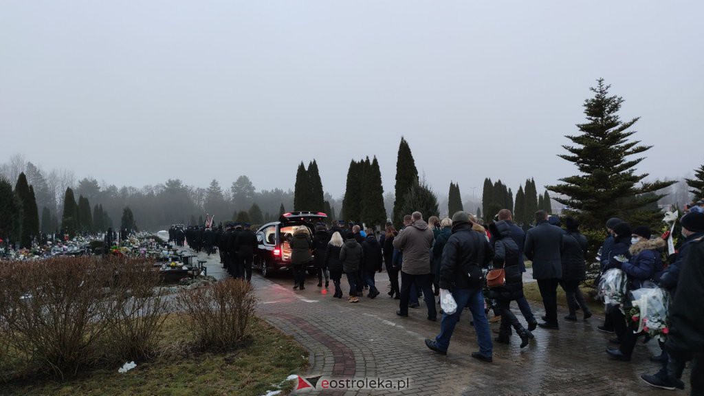 Pogrzeb strażaka, śp. Jarosława Sadłowskiego [15.12.2021] - zdjęcie #40 - eOstroleka.pl