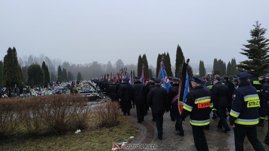 Pogrzeb strażaka, śp. Jarosława Sadłowskiego [15.12.2021] - zdjęcie #51 - eOstroleka.pl