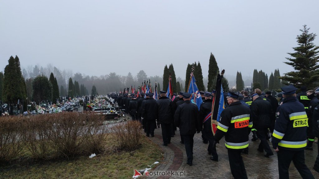 Pogrzeb strażaka, śp. Jarosława Sadłowskiego [15.12.2021] - zdjęcie #3 - eOstroleka.pl