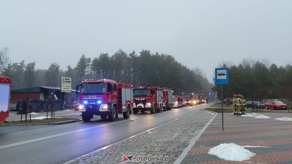 Pogrzeb strażaka, śp. Jarosława Sadłowskiego [15.12.2021] - zdjęcie #1 - eOstroleka.pl