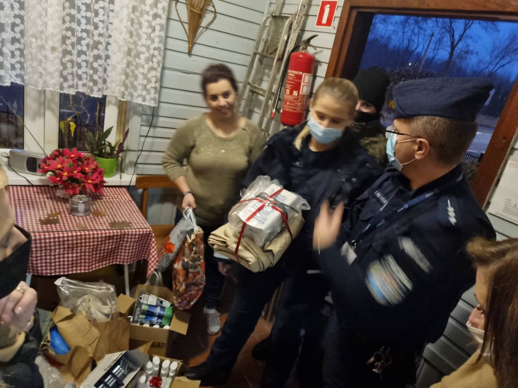 Ostrołęccy policjanci i uczniowie „dziesiątki” pomogli seniorom z DPS „Wrzos” [16.12.2021] - zdjęcie #1 - eOstroleka.pl