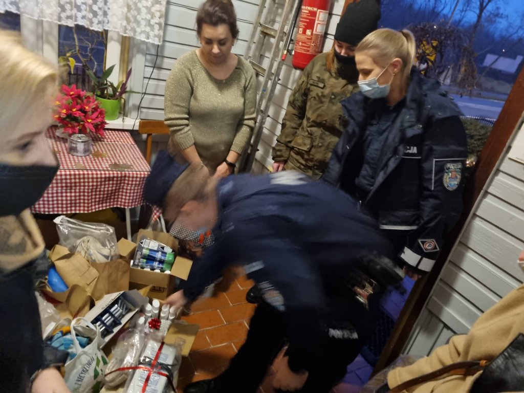 Ostrołęccy policjanci i uczniowie „dziesiątki” pomogli seniorom z DPS „Wrzos” [16.12.2021] - zdjęcie #2 - eOstroleka.pl
