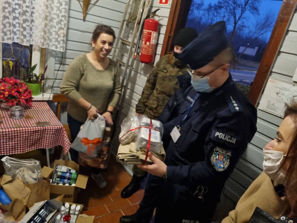 Ostrołęccy policjanci i uczniowie „dziesiątki” pomogli seniorom z DPS „Wrzos” [16.12.2021] - zdjęcie #3 - eOstroleka.pl