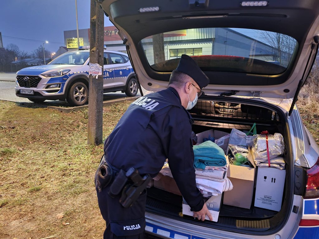 Ostrołęccy policjanci i uczniowie „dziesiątki” pomogli seniorom z DPS „Wrzos” [16.12.2021] - zdjęcie #4 - eOstroleka.pl