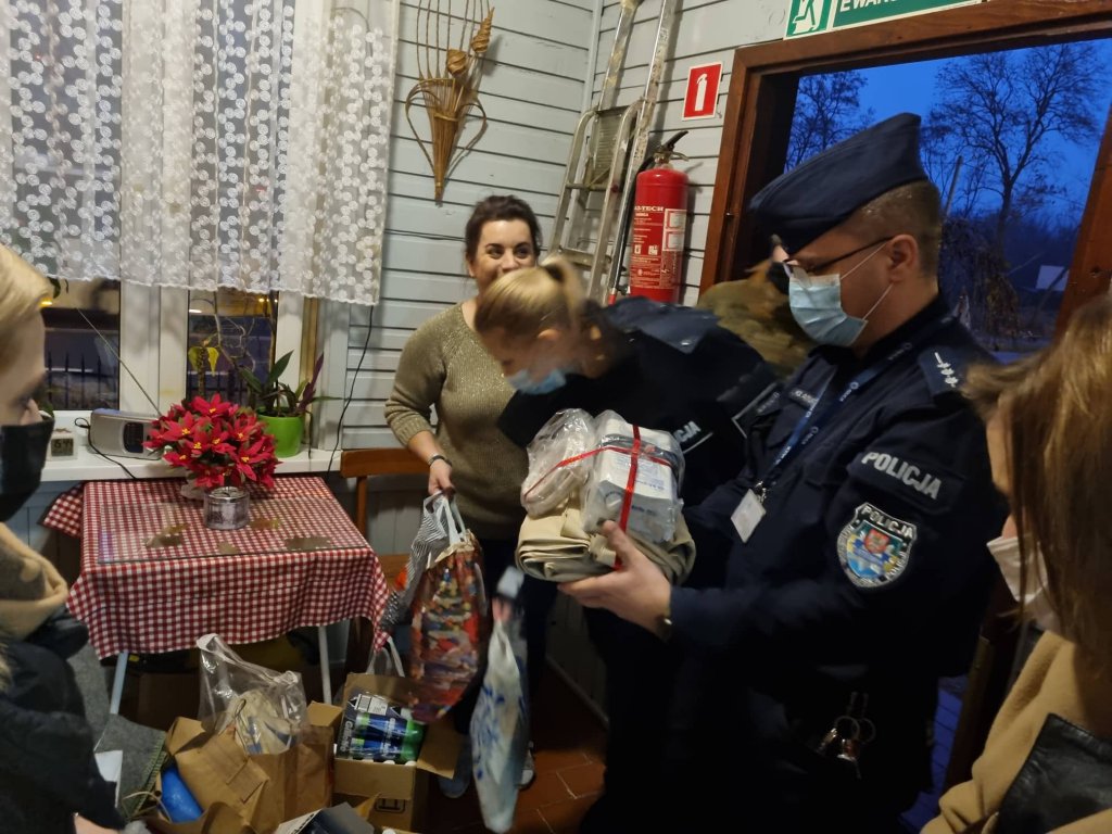 Ostrołęccy policjanci i uczniowie „dziesiątki” pomogli seniorom z DPS „Wrzos” [16.12.2021] - zdjęcie #5 - eOstroleka.pl