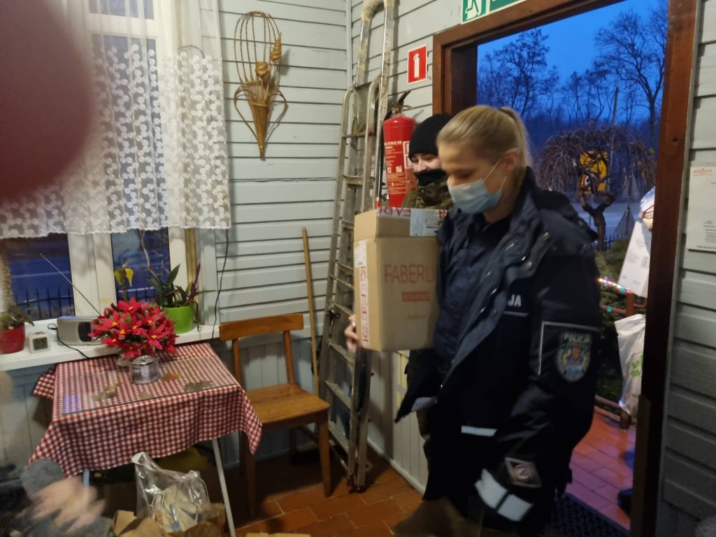 Ostrołęccy policjanci i uczniowie „dziesiątki” pomogli seniorom z DPS „Wrzos” [16.12.2021] - zdjęcie #6 - eOstroleka.pl
