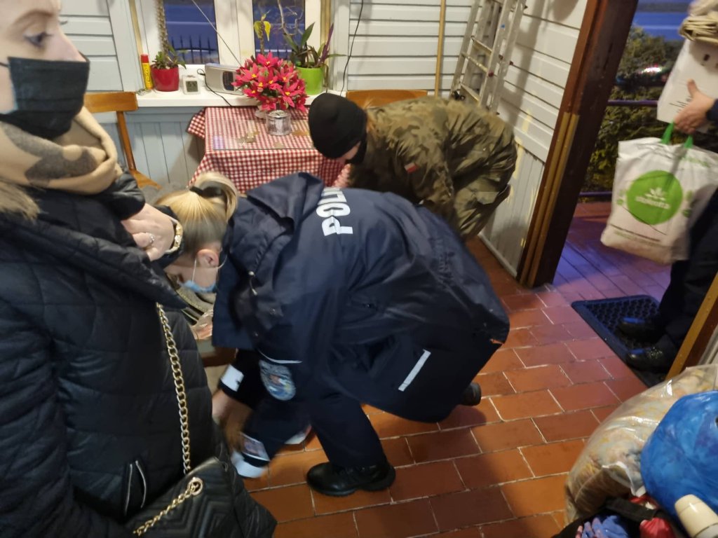 Ostrołęccy policjanci i uczniowie „dziesiątki” pomogli seniorom z DPS „Wrzos” [16.12.2021] - zdjęcie #9 - eOstroleka.pl