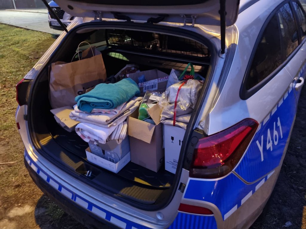 Ostrołęccy policjanci i uczniowie „dziesiątki” pomogli seniorom z DPS „Wrzos” [16.12.2021] - zdjęcie #10 - eOstroleka.pl