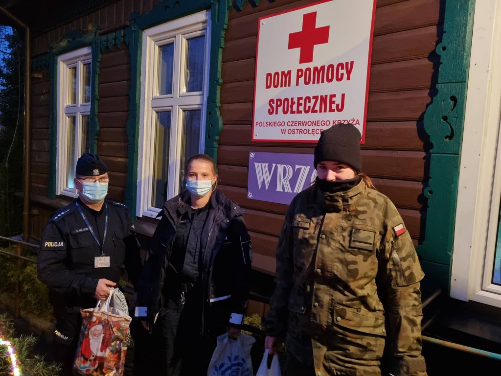 Ostrołęccy policjanci i uczniowie „dziesiątki” pomogli seniorom z DPS „Wrzos” [16.12.2021] - zdjęcie #11 - eOstroleka.pl