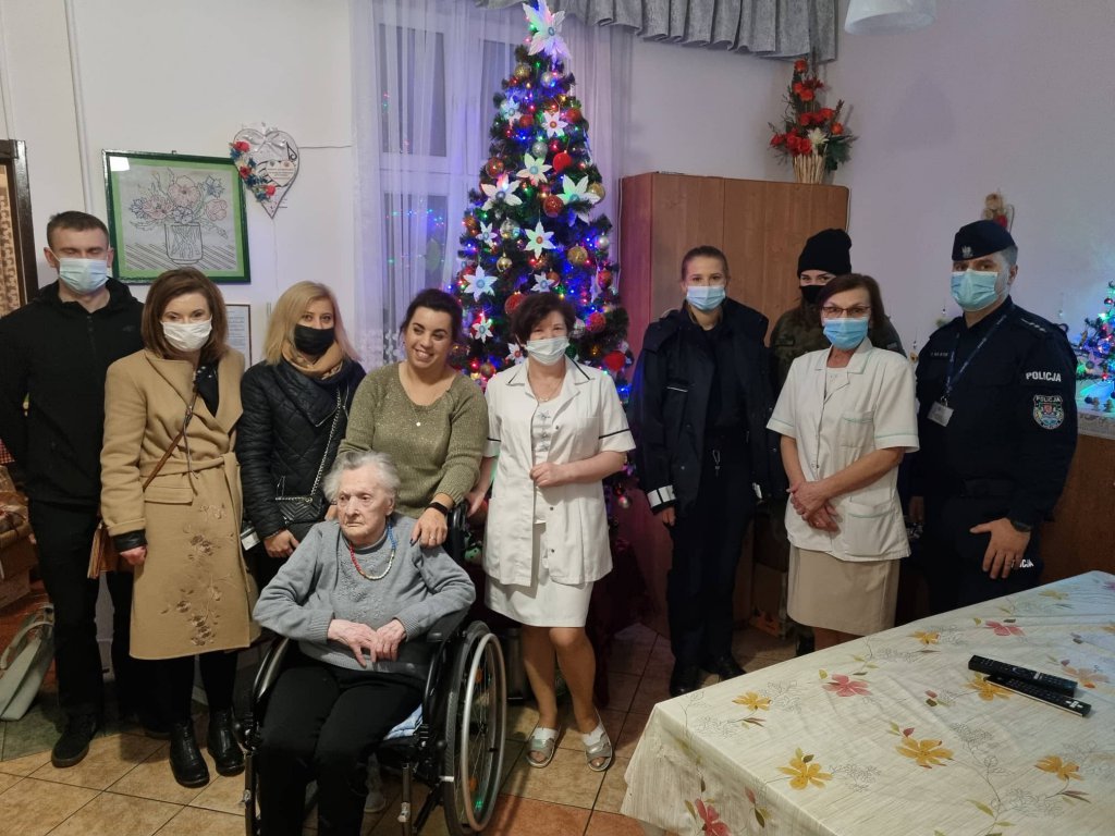 Ostrołęccy policjanci i uczniowie „dziesiątki” pomogli seniorom z DPS „Wrzos” [16.12.2021] - zdjęcie #13 - eOstroleka.pl