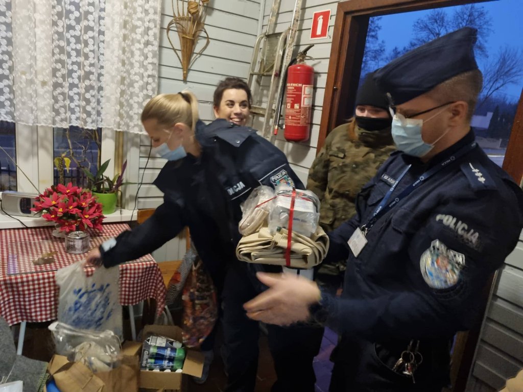 Ostrołęccy policjanci i uczniowie „dziesiątki” pomogli seniorom z DPS „Wrzos” [16.12.2021] - zdjęcie #15 - eOstroleka.pl