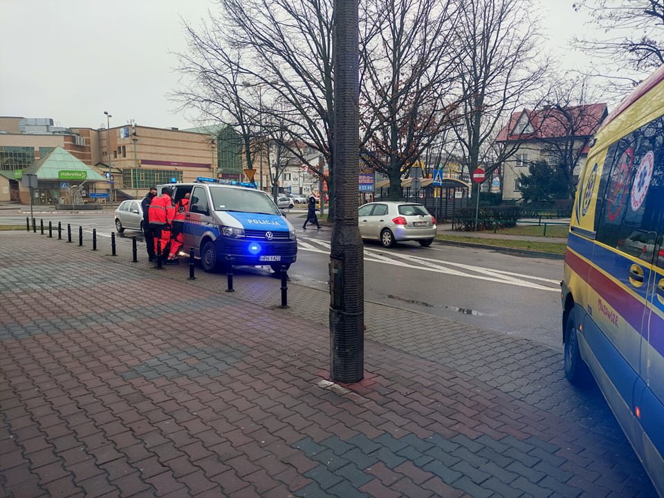 Interwencja policji przy ul. Konopnickiej [18.12.2021] - zdjęcie #3 - eOstroleka.pl