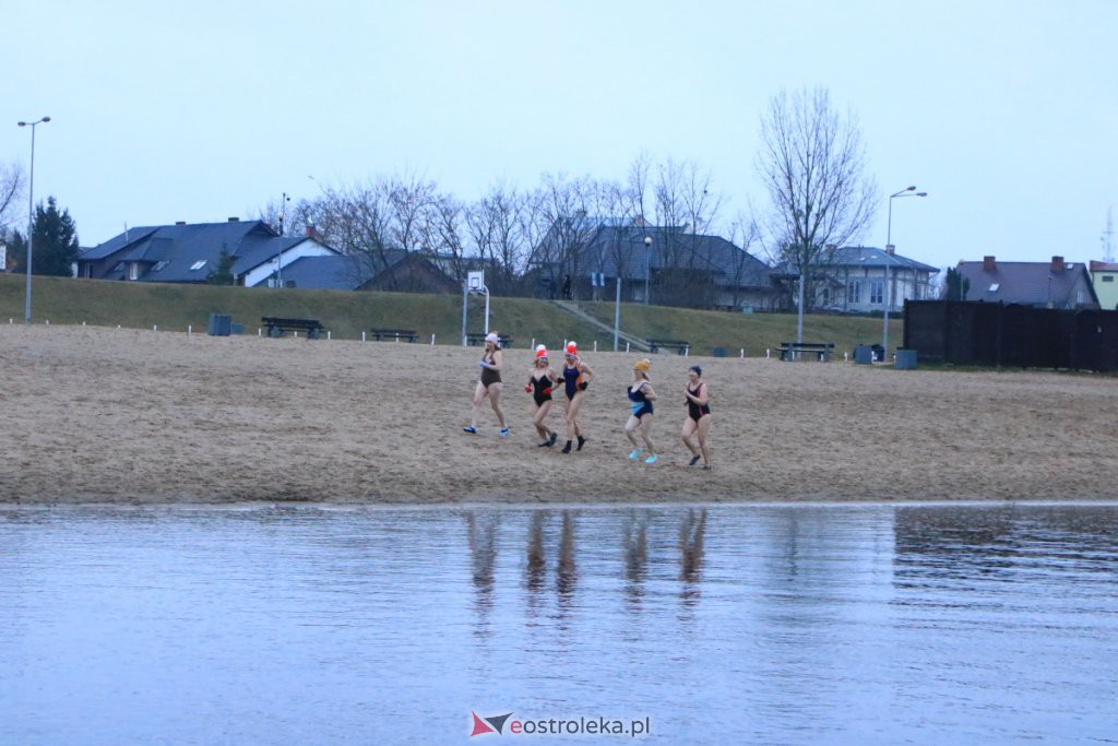 Spotkanie Morsów z Ostrołęki na plaży miejskiej [18.12.2021] - zdjęcie #14 - eOstroleka.pl