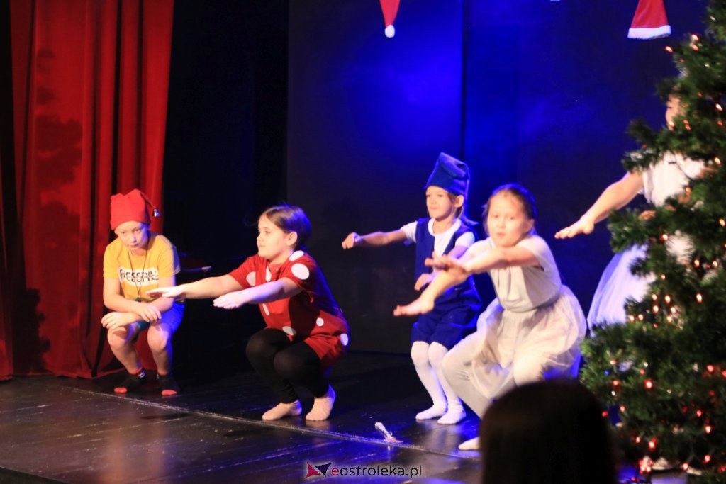 Spektakle Dziecięcego Teatru Amatorskiego w Klubie Oczko [18.12.2021] - zdjęcie #16 - eOstroleka.pl