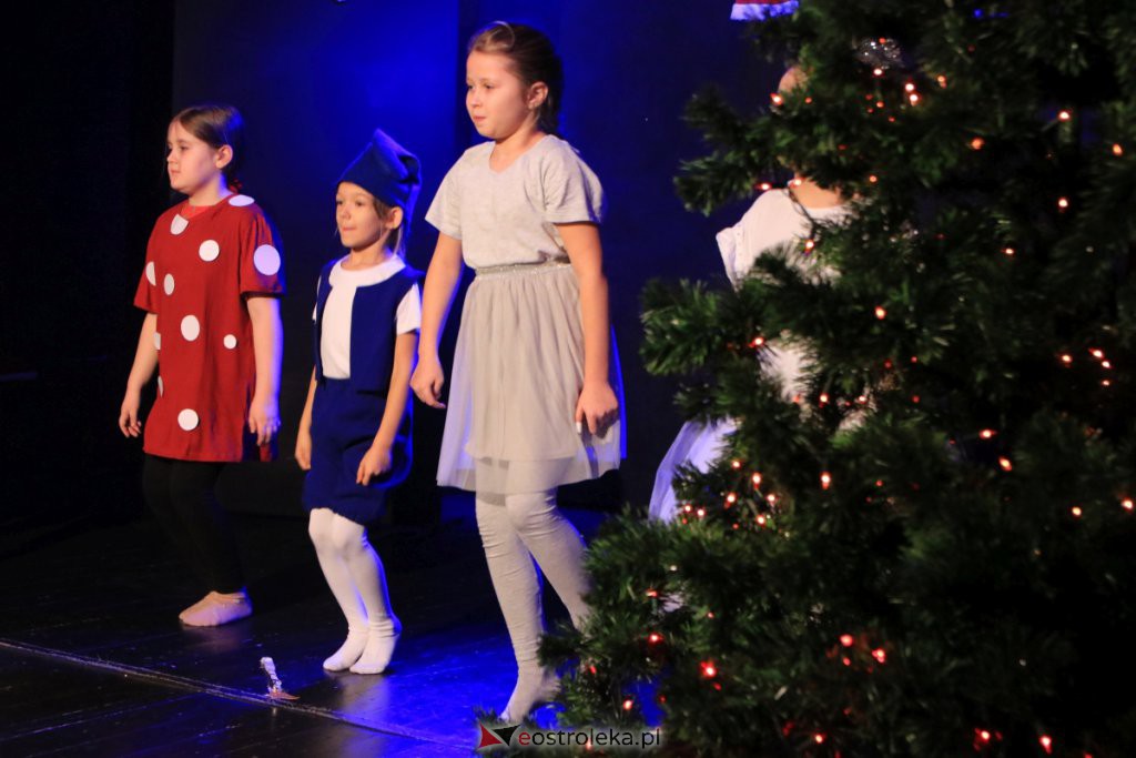 Spektakle Dziecięcego Teatru Amatorskiego w Klubie Oczko [18.12.2021] - zdjęcie #17 - eOstroleka.pl
