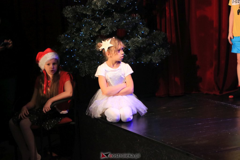 Spektakle Dziecięcego Teatru Amatorskiego w Klubie Oczko [18.12.2021] - zdjęcie #18 - eOstroleka.pl