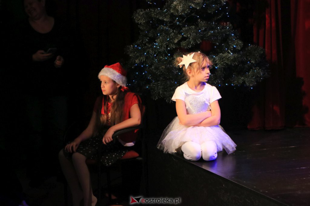Spektakle Dziecięcego Teatru Amatorskiego w Klubie Oczko [18.12.2021] - zdjęcie #19 - eOstroleka.pl