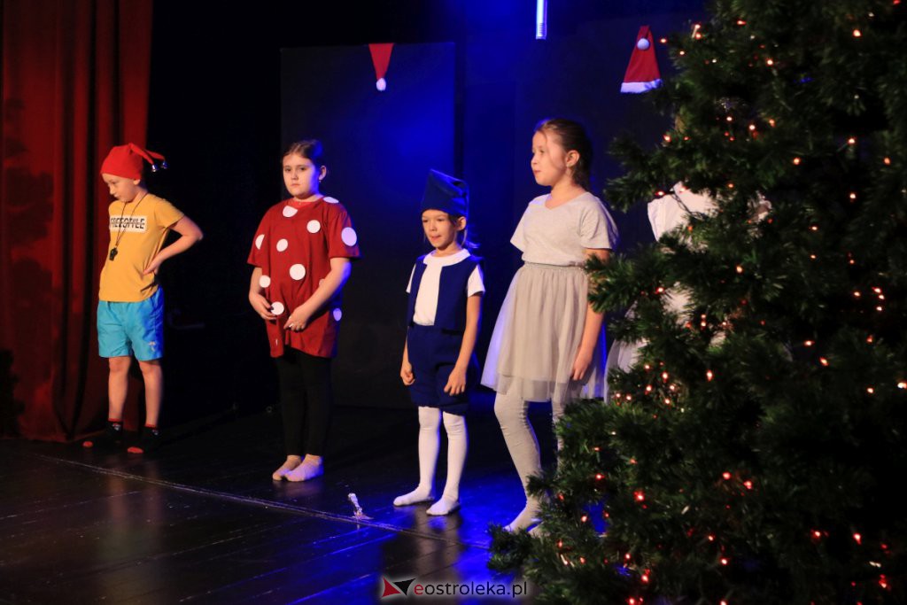 Spektakle Dziecięcego Teatru Amatorskiego w Klubie Oczko [18.12.2021] - zdjęcie #20 - eOstroleka.pl