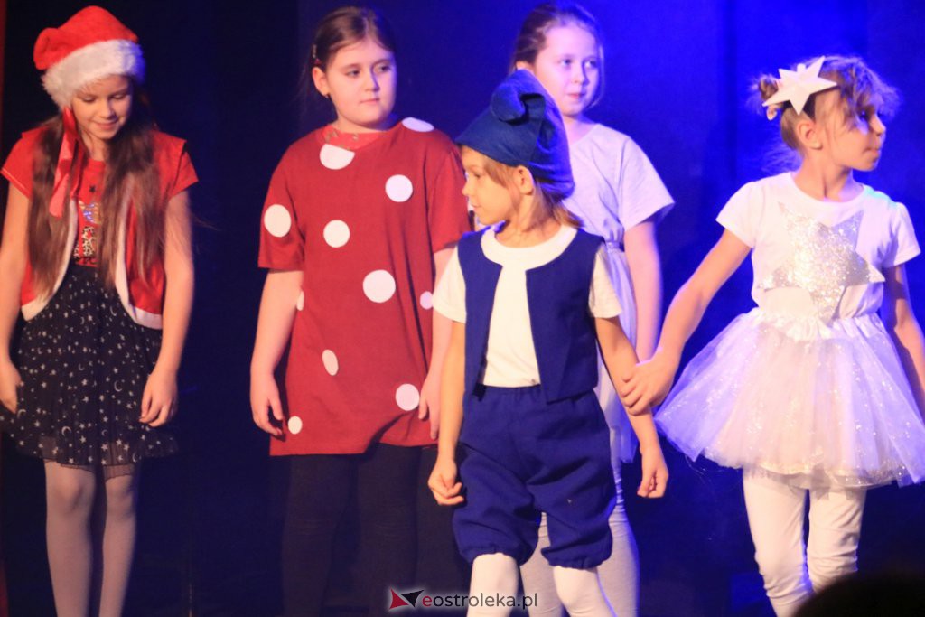 Spektakle Dziecięcego Teatru Amatorskiego w Klubie Oczko [18.12.2021] - zdjęcie #30 - eOstroleka.pl