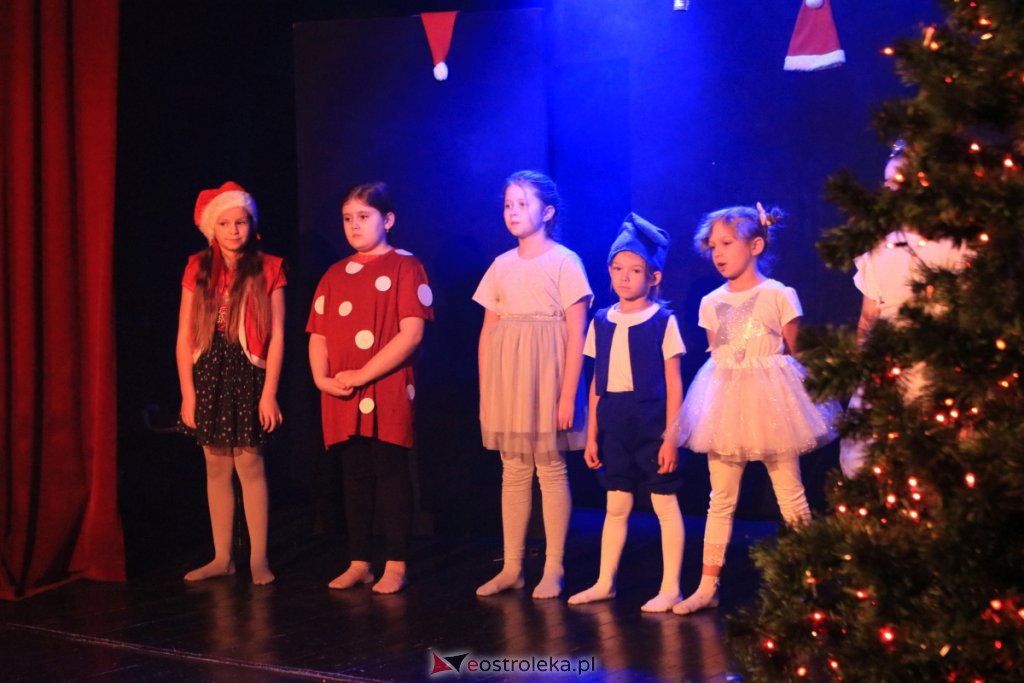 Spektakle Dziecięcego Teatru Amatorskiego w Klubie Oczko [18.12.2021] - zdjęcie #31 - eOstroleka.pl