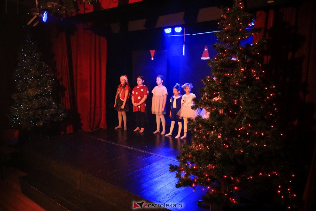 Spektakle Dziecięcego Teatru Amatorskiego w Klubie Oczko [18.12.2021] - zdjęcie #32 - eOstroleka.pl