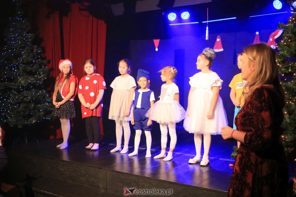 Spektakle Dziecięcego Teatru Amatorskiego w Klubie Oczko [18.12.2021] - zdjęcie #33 - eOstroleka.pl