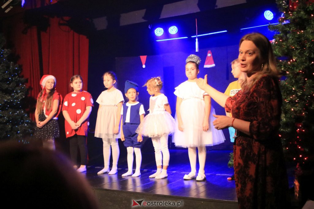 Spektakle Dziecięcego Teatru Amatorskiego w Klubie Oczko [18.12.2021] - zdjęcie #35 - eOstroleka.pl