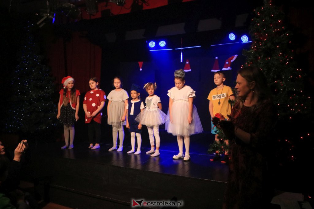 Spektakle Dziecięcego Teatru Amatorskiego w Klubie Oczko [18.12.2021] - zdjęcie #36 - eOstroleka.pl